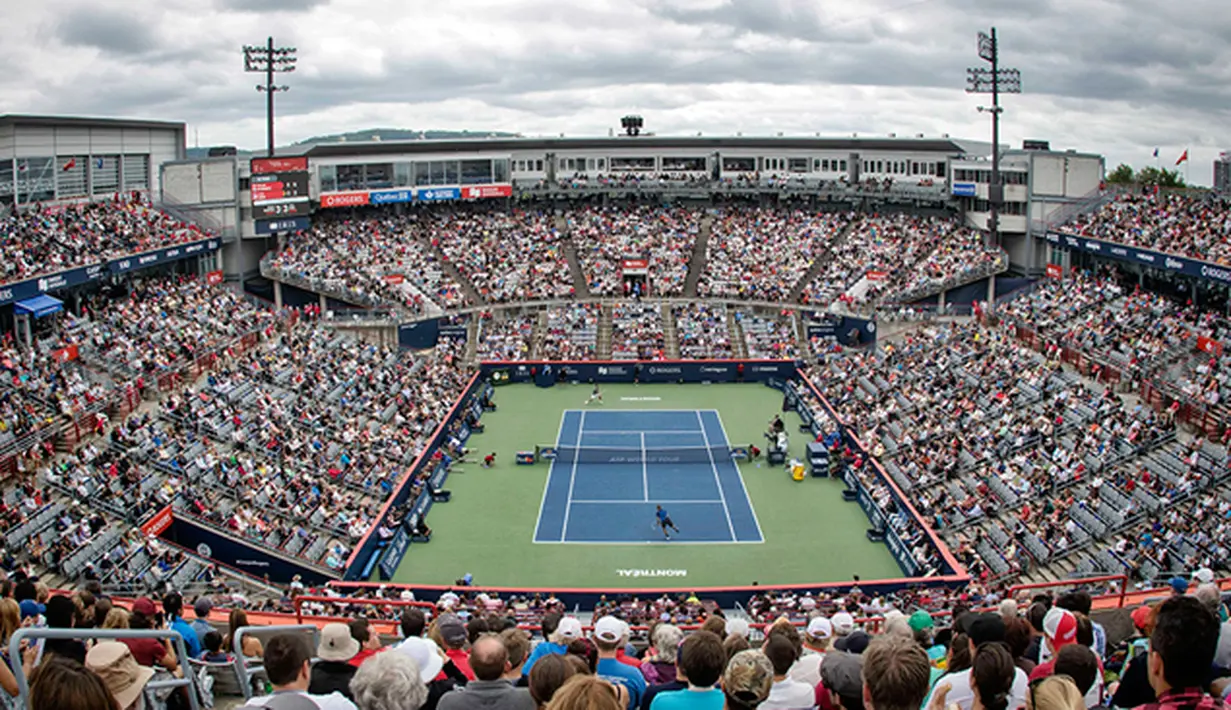 Penonton menyaksikan pertandingan tenis Rogers Cup antara Novak Djokovic melawan Jack Sock di Stadion Uniprix, US, Kamis (13/8/2015). (USA Tiday Sports/Jean-Yves Ahern)
