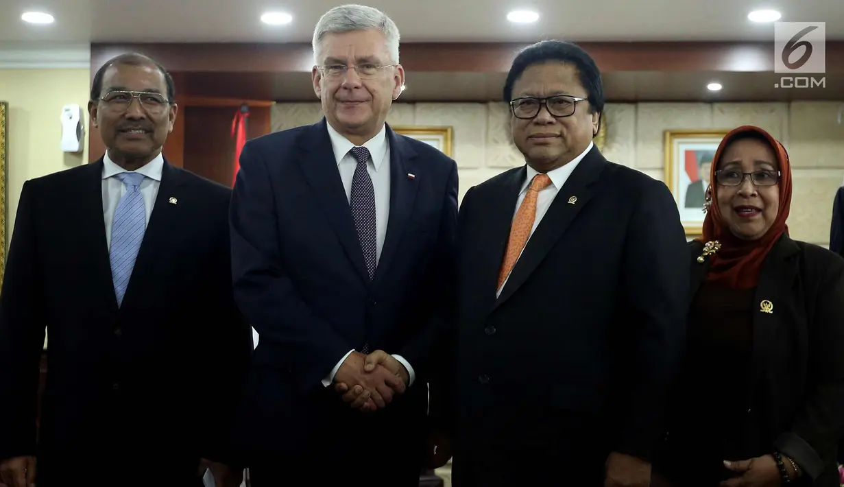 Ketua DPD RI Oesman Sapta Odang (kedua kanan) bersalama dengan Ketua Senat Polandia Stanislaw Karczewski (kedua kiri) di Gedung Nusantara III, Senayan, Jakarta, Selasa (3/10). (Liputan6.com/Johan Tallo)