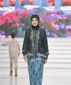 Aurel Hermansyah tampil dengan brand Shi by Shireen Sungkar. Ia mengenakan atasan kemeja hitam bercorak bunga lengan panjang pump dipadukan kerudung warna senada serta bondu beads. Ia memilih skirt panjang baby blue dengan aksen bulu-bulu. [@aurelie.hermansyah]