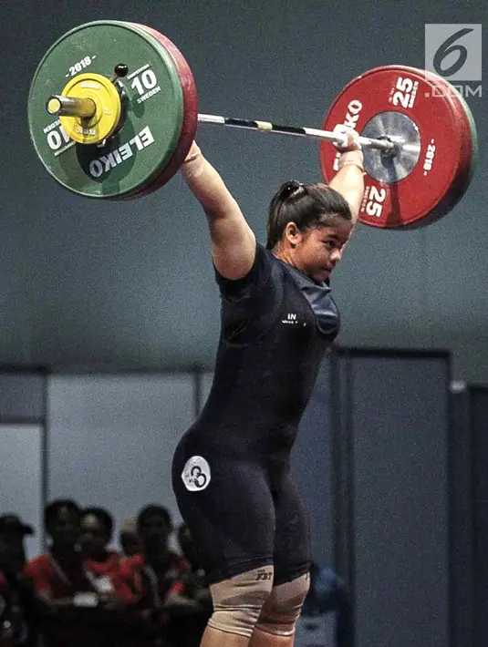 Raut wajah lifter Indonesia Melinda Gusti saat melakukan angkatan pada nomor angkat besi putri 75 Kg 18th Asian Games Invitation Tournament di JiExpo, Jakarta, Senin (12/2). Melinda memperoleh emas pada nomor tersebut. (Liputan6.com/Faizal Fanani)