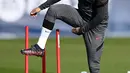 Pemain depan Paris Saint-Germain (PSG) Neymar terlihat selama sesi latihan di tempat latihan klub Camp des Loges di Saint-Germain-en-Laye pada 14 Februari 2022. PSG akan menjamu Real Madrid pada leg pertama babak 16 besar Liga Champions, Rabu 16 Februari 2022. (FRANCK FIFE/AFP)