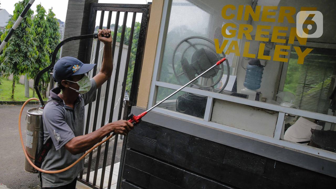 FOTO: Cegah COVID-19, Warga Tangsel Lakukan Penyemprotan Disinfektan Mandiri