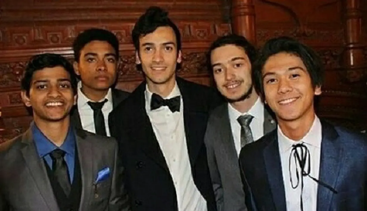 Senyum Iqbaal Ramadhan memang menawan, pantas jika banyak remaja putri yang tergila-gila dengannya. (Foto: instagram.com/coffee.baale)