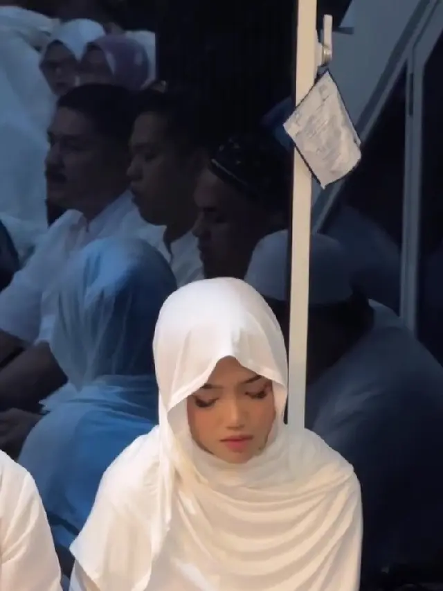 Potret Fuji Berhijab Syari di Momen Pengajian Frans Faisal (credit: instagram/fuji_an)