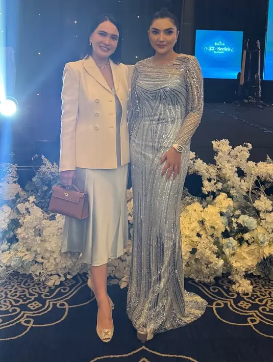 Shandy Aulia hadir mengenakan blazer putih dipadukan inner dress satin baby blue. Ia membawa handbag Hermes coklat serta heels buckle silver. [@shandyaulia]