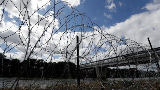 Halau Imigran, AS Pasang Kawat Berduri di Perbatasan