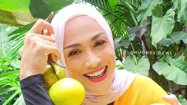 Potret Dewi Hughes, Makin Langsing dan Fresh