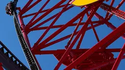 Pengunjung menikmati wahana roller coaster "Red Force" dalam acara peresmian Ferrari Land, di PortAventura resort, Barcelona, Spanyol, (6/4). Red Force memiliki kecepatan 176 Km/jam seperti layaknya Formula 1. (AFP Photo / Lluis Gene)