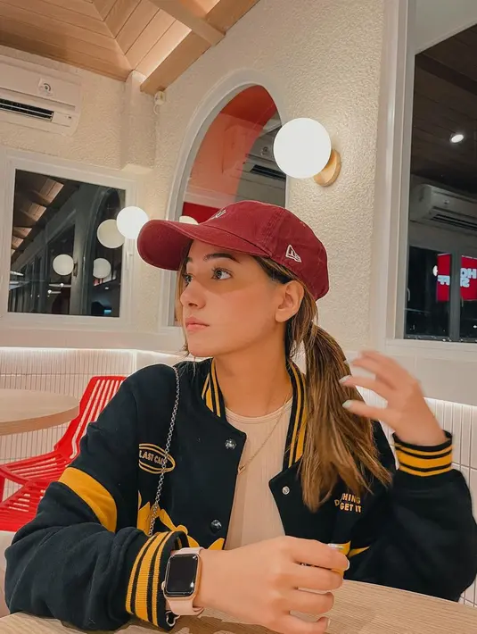 <p>Topi berwarna merah kian menyempurnakan penampilan Dannia Salsabilla. Dannia yang bergaya candid dengan melihat ke samping ini sangat terlihat menawan. Foto Dannia yang cantik menawan ini banjir like dan komentar dari netizen. (Liputan6.com/IG/@danniasalsabilla)</p>