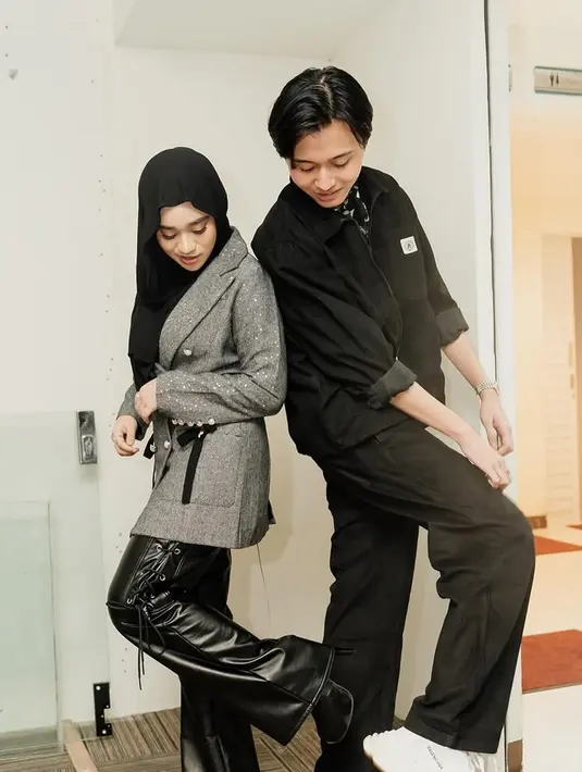 Sebagai pelengkap, lagu "Tak Satu Cerita" juga dilengkapi dengan video musik yang menarik. Dengan visual yang apik, video musik yang diperankan langsung oleh Njan dan Nabila itu mampu membawa pendengar lebih dalam merasakan emosi yang terkandung di dalam lirik lagu. (Liputan6.com/IG/@rizwanfadilah.a.s)