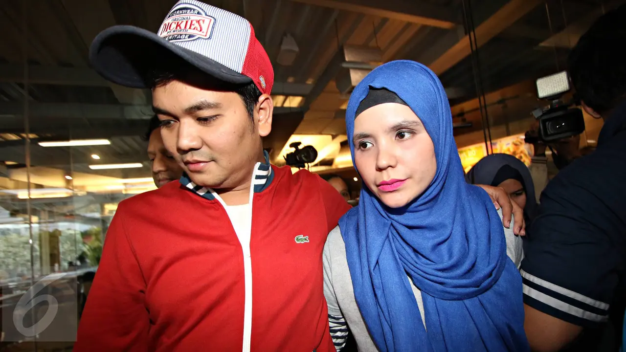 20160201-Dampingi Suami, Istri Indra Bekti Menangis saat Konferensi Pers