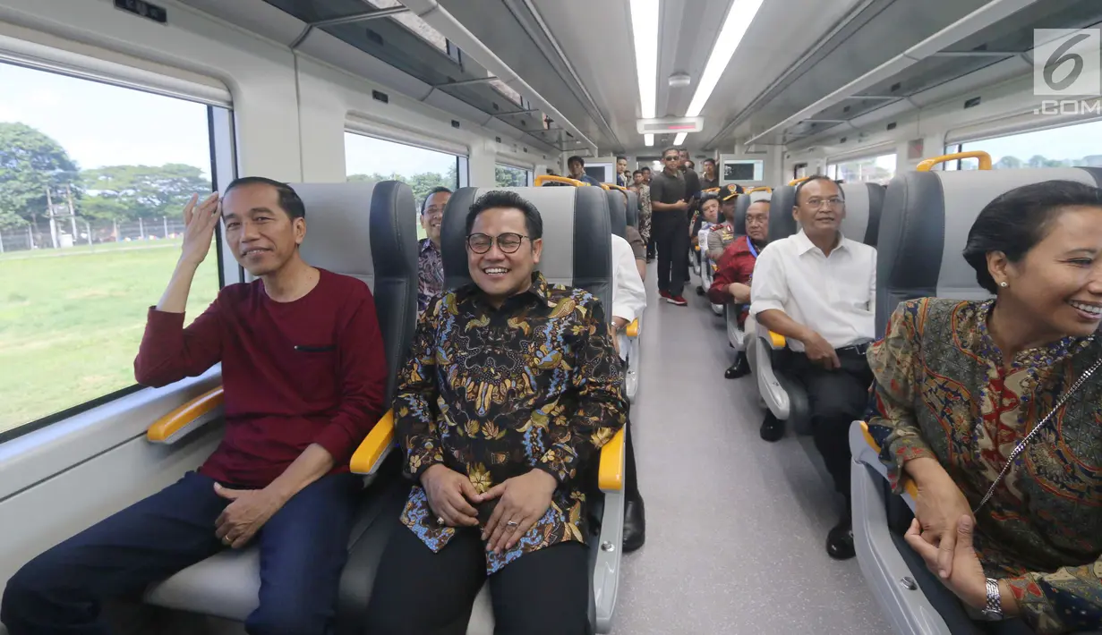 Presiden Jokowi saat menaiki kereta bandara menuju Stasiun Sudirman Baru, Selasa (2/1). Sebelumnya, Jokowi yang mengenakan kaus lengan panjang warna merah dan sepatu olahraga tiba di Stasiun Bandara Soekarno-Hatta pukul 09.00 WIB. (Liputan6.com/Kurniawan)