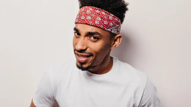 BandanaHow to wear a bandana in headband fold. (Photo: lookstudio/Freepik)