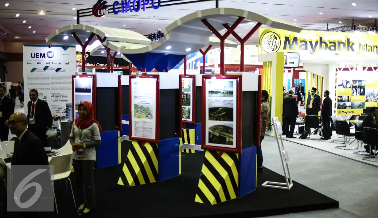 Peserta pameran yang ikut meramaikan jalannya World Islamic Economic Forum (WIEF) ke-12 di Jakarta, Selasa (2/8). WIEF‎ ke-12 dihadiri sekitar 2.500 peserta dari 60 negara. (Liputan6.com/Faizal Fanani) 
