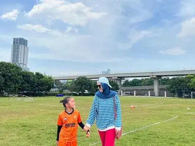 Putri kedua sineas Hanung Bramantyo, Kala Madali, belakangan keranjingan main sepak bola sampai ikut kursus. Di kelas sepak bola, ia satu-satunya murid perempuan. Ini tak bikin nyali Kala Madali menciut. Baru-baru ini, ia &ldquo;merumput&rdquo; bareng teman-teman cowok dalam sebuah kejuaraan di Jakarta dan menang. Tak terbayang bangganya Zaskia Adya Mecca sebagai ibu. (Foto: Dok. Instagram @zaskiadyamecca)