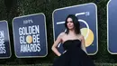 Kendall Jenner berpose di karpet merah ajang penghargaan film Golden Globe Awards 2018 di California, Minggu (7/1). Kendall Jenner berbalut gaun hitam model kemben dengan bagian depan pendek dan ekor gaun yang dibuat panjang. (VALERIE MACON / AFP)