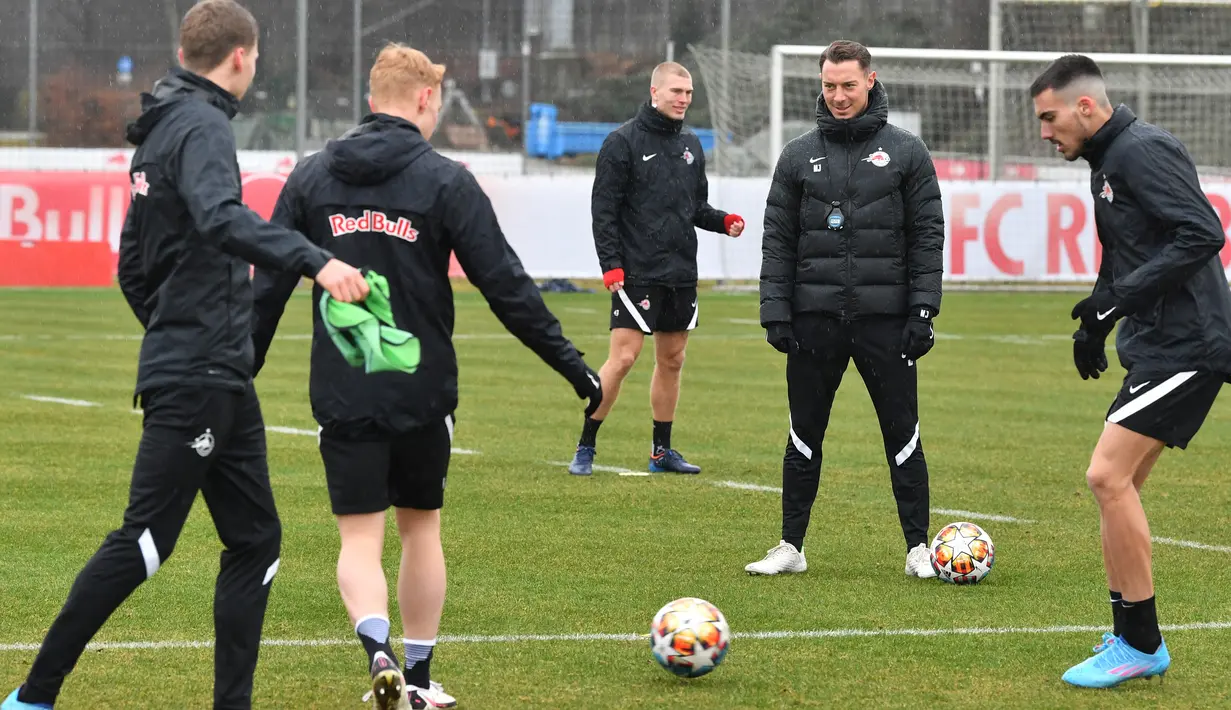 Pelatih RB Salzburg Matthias Jaissle (kedua kanan) mengawasi sesi latihan di Salzburg, Austria, 15 Februari 2022. RB Salzburg akan menjamu Bayern Munchen pada leg pertama babak 16 besar Liga Champions 2021/2022 di Stadion Red Bull Arena, Kamis (16/2/2022) dini hari WIB. (KERSTIN JOENSSON/AFP)