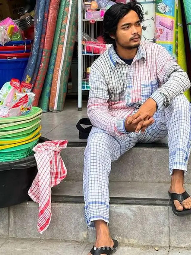 6 Outfit Nyeleneh Manfaatkan Benda Sekitar Ini Kocak, Salah Satunya dari Selimut