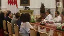 Presiden Joko Widodo menerima dan beraudiensi dengan delegasi Aksi Stop TBC Dunia di Istana Merdeka, Jakarta, Senin (9/12/2019). Dalam pertemuan tersebut, Jokowi didampingi oleh Menko PMK Muhadjir Effendy, Mensesneg Pratikno dan Menkes Terawan Agus Putranto. (Liputan6 com/Angga Yuniar)