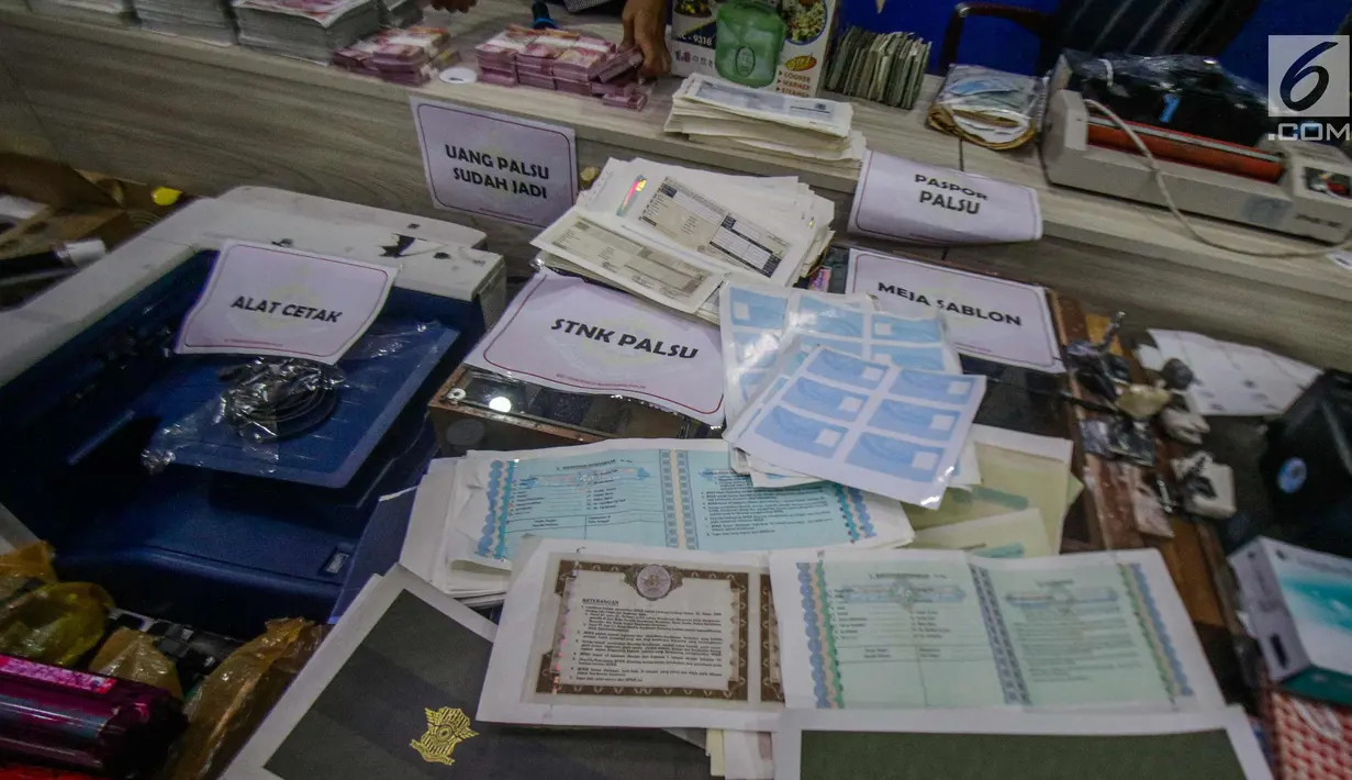 Barang bukti diperlihatkan saat rilis uang palsu oleh Dirtipideksus di Jakarta, Kamis (7/11). Polisi mendapati barang bukti uang palsu pecahan Rp 100 ribu sebanyak 500 lembar siap edar. (Liputan6.com/Faizal Fanani)