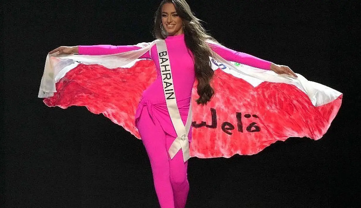 Miss Bahrain Evlin Khalifa dalam balutan burkini merah muda saat kompetisi penyisihan Miss Universe. [@evlin_khalifa]