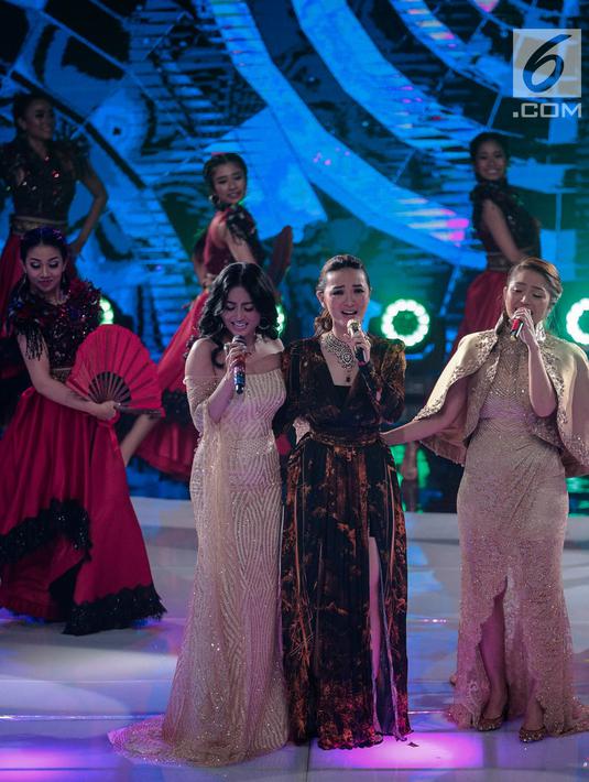 Pedangdut Dewi Perssik (kiri), Siti Badriah (kanan), dan  Zaskia Gotik (tengah) saat tampil dalam Indonesian Dangdut Awards 2018 di Jakarta, Jumat (12/10). Mereka membawakan lagu Bintang Pentas, Bara Bere, dan Tarik Selimut. (Faizal Fanani)