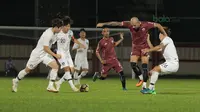 Pemain Persija Jakarta, Ivan Carlos (2kanan) berebut bola dengan pemain Korea Selatan U-23 pada laga uji coba di Stadion PTIK, Jakarta, (21/6/2018). Persija kalah 1-3. (Bola.com/ Nick Hanoatubun)