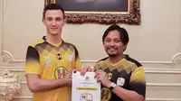 Pemain asing anyar Barito Putera, Danilo Sekulic (kiri) dengan CEO Hasnuryadi Sulaiman. (Bola.com/Gatot Susetyo)