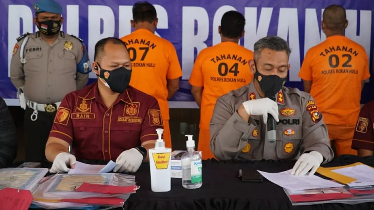 Konferensi pers penagkapan kepala desa di Rokan Hulu karena melakukan pungli surat tanah.