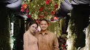 Sebagai seorang istri, Momo selalu menemani sang suami. Kali ini ia datang kondangan bersama suaminya. Momo Geisha mengenakan kebaya berwarna nude, sedangkan Nicola Reza Samudra memakai kemeja berwarna coklat. Keduanya pun tampak begitu serasi. (Liputan6.com/IG/@therealmomogeisha)