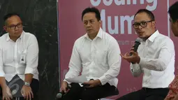 Menaker Hanif Dhakiri memberikan keterangan pers tentang Program Coding Mum, Jakarta, Jumat (24/3). Program ini ditujukan untuk memberdayakan Ibu-ibu yang menjadi Buruh Migran Indonesia (BMI) di kawasan Asia. (Liputan6.com/Angga Yuniar)