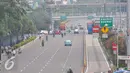 Suasana jalan lengang di kawasan bundaran HI, Jakarta, Jumat (4/11). Kawasan tersebut yang biasanya padat lalu lintas menjadi lengang akibat adanya Aksi Damai 4 November. (Liputan6.com/Angga Yuniar)