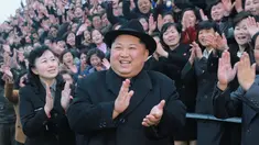 Pemimpin Korea Utara Kim Jong-Un tersenyum sambil bertepuk tangan saat mengunjungi Universitas Guru Pyongyang yang baru direnovasi di Pyongyang (17/1). (KCNA VIA KNS/AFP)