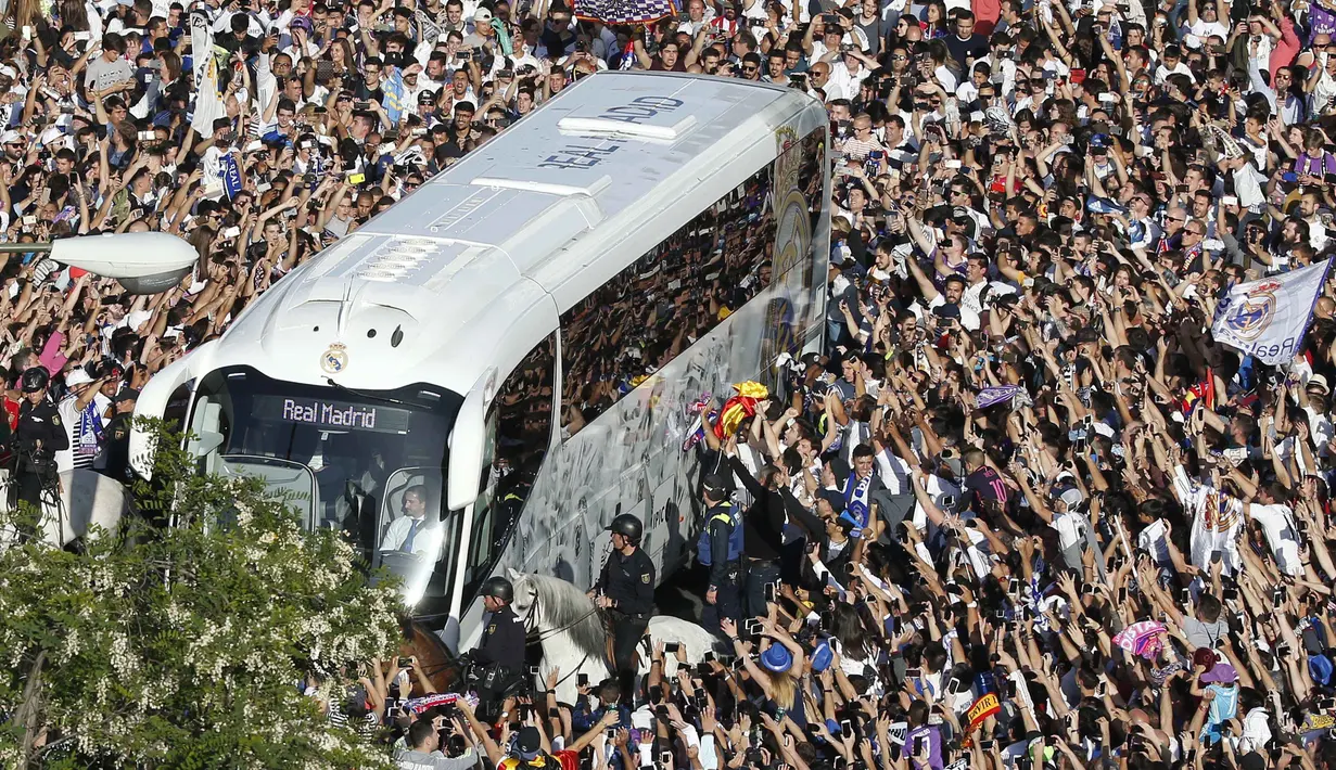 Ribuan fans menyambut pemain Real Madrid yang tiba dengan bus sebelum melawan Barcelona pada duel El Clasico di Santiago Bernabeu stadium, Madrid, (23/4/2017). Barcelona menang 3-2.  (EPA/Kiko Huesca)