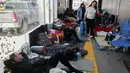 Pengungsi Ukraina menunggu untuk memasuki Amerika Serikat di Pelabuhan Masuk San Ysidro perbatasan AS-Meksiko, di Tijuana, Meksiko, pada 4 April 2022. Ratusan warga Ukraina menunggu di sebuah perkemahan di Tijuana, selatan San Diego, berharap untuk mencari suaka AS. (SANDY HUFFAKER/AFP)