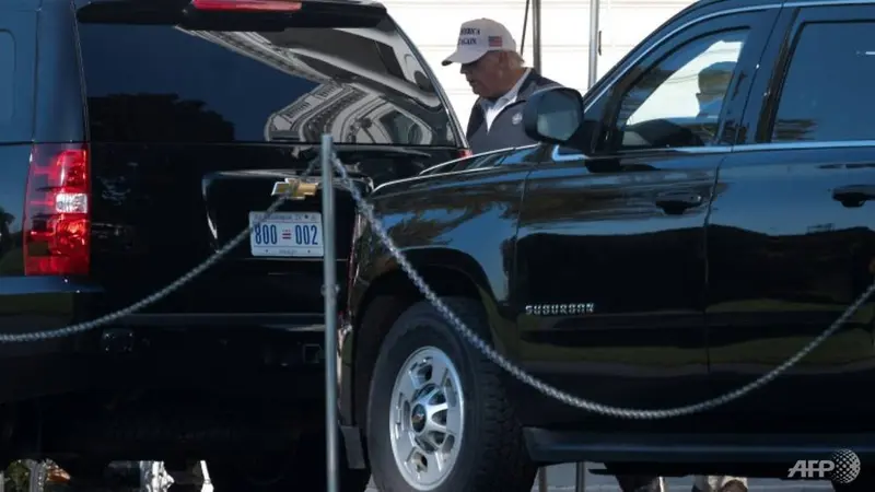 Presiden Donald Trump berjalan ke iring-iringan mobilnya di luar Gedung Putih pada 8 November 2020, menuju ke lapangan golf terdekat sehari setelah jaringan AS menyatakan kekalahannya dari Demokrat Joe Biden.