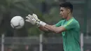 Kiper Timnas Indonesia U-22, Nadeo Argawinata, menangkap bola saat latihan di Lapangan ABC, Jakarta, Senin (14/1). Latihan ini merupakan persiapan jelang Piala AFF U-22. (Bola.com/Vitalis Yogi Trisna)