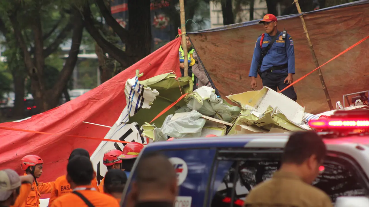 Evakuasi Pesawat Latih yang Jatuh di BSD Tangerang Selatan