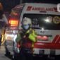 Sejumlah mobil ambulans berjalan di luar RS Darurat Wisma Atlet, Jakarta, Selasa (22/6/2021). Bertepatan dengan HUT ke-494 DKI Jakarta, ada peningkatan kasus COVID-19 yang sudah memasuki fase kritis. (merdeka.com/Imam Buhori)