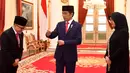 Presiden Joko Widodo berbincang dengan Abdullah Azwar Anas seusai pelantikan dirinya sebagai Menteri Pendayagunaan Aparatur Negara dan Reformasi Birokrasi (MenPAN RB) di Istana Negara, Jakarta, Rabu (7/9/2022). Jokowi melantik Abdullah Azwar Anas yang sebelumnya menjabat Kepala Lembaga Kebijakan Pengadaan Barang/Jasa Pemerintah (LKPP) sebagai MenPAN RB menggantikan Tjahjo Kumolo yang wafat. (FOTO: Rusman - Biro Pers Sekretariat Presiden)