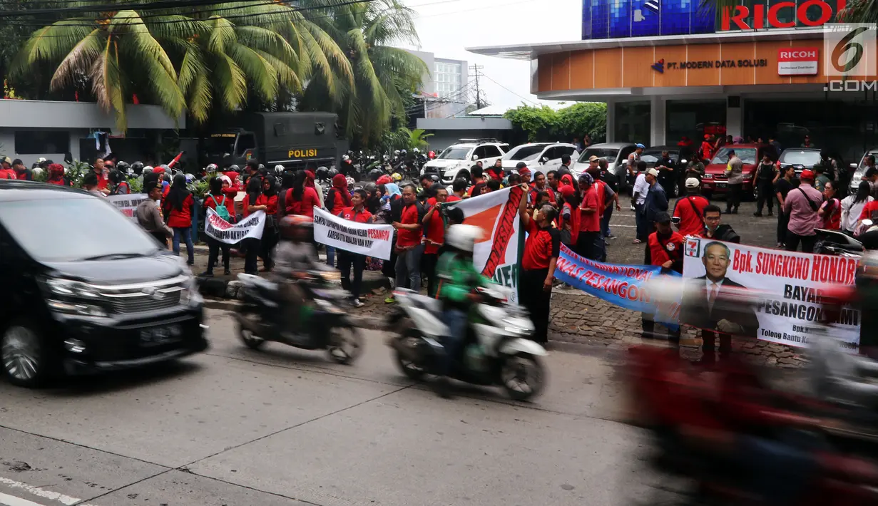 Karyawan Eks 7-Eleven melakukan Demo di depan Kantor Pengusaha Sungkono Honoris, Gedung Ricoh, Jakarta, Rabu (9/1). Mereka menuntut pembayaran uang pesangon yang sampai saat ini belum mereka terima semenjak 7-Eleven tutup. (Liputan6.com/Johan Tallo)