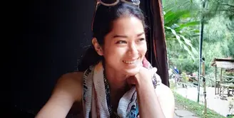 Prisia Nasution, selama ini memang terkenal dengan penampilannya yang simple. Warna kulitnya yang eksotis pun seringkali ia tunjukan. Dan pastinya sangat membuatnya terlihat begitu memesona. (Instagram/prisia)