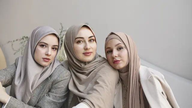 Jangan Salah Pilih! Tips Menentukan Warna Hijab Agar Wajah Cerah Tanpa Filter