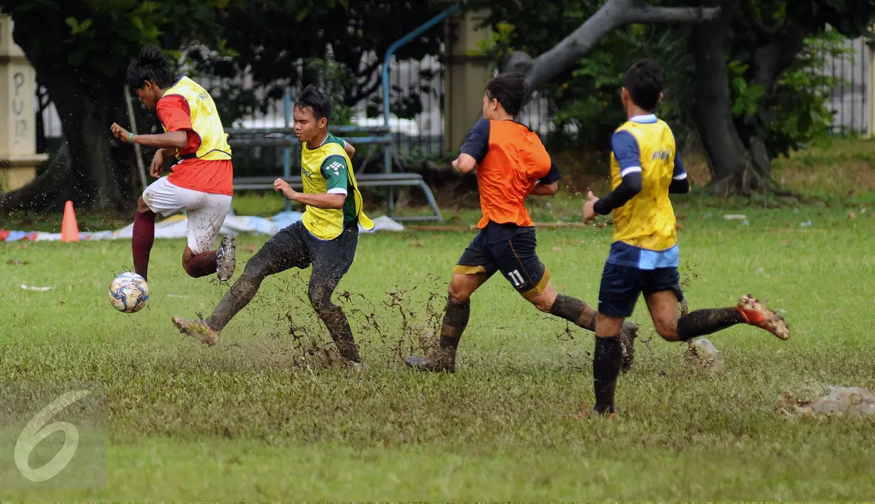 Pesepakbola dari SSB se Jakarta berebut bola saat mengikuti seleksi masuk Timnas Indonesia U-19 di Lapangan Wisma Aldiron, Jakarta, Kamis (23/2). 30 pemain adu kemampuan untuk masuk Timnas Indonesia U-19. (Liputan6.com/Helmi Fithriansyah)