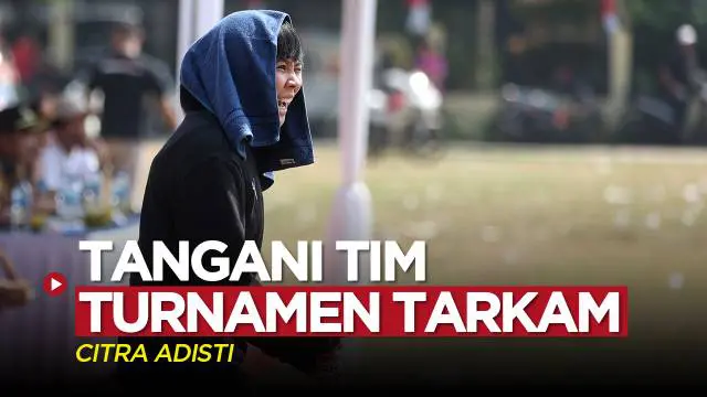 Berita video momen pelatih dan pemain futsal, Citra Adisti, menangani tim di sebuah turnamen tarkam mini soccer wanita di Depok pada Minggu (6/8/2023).