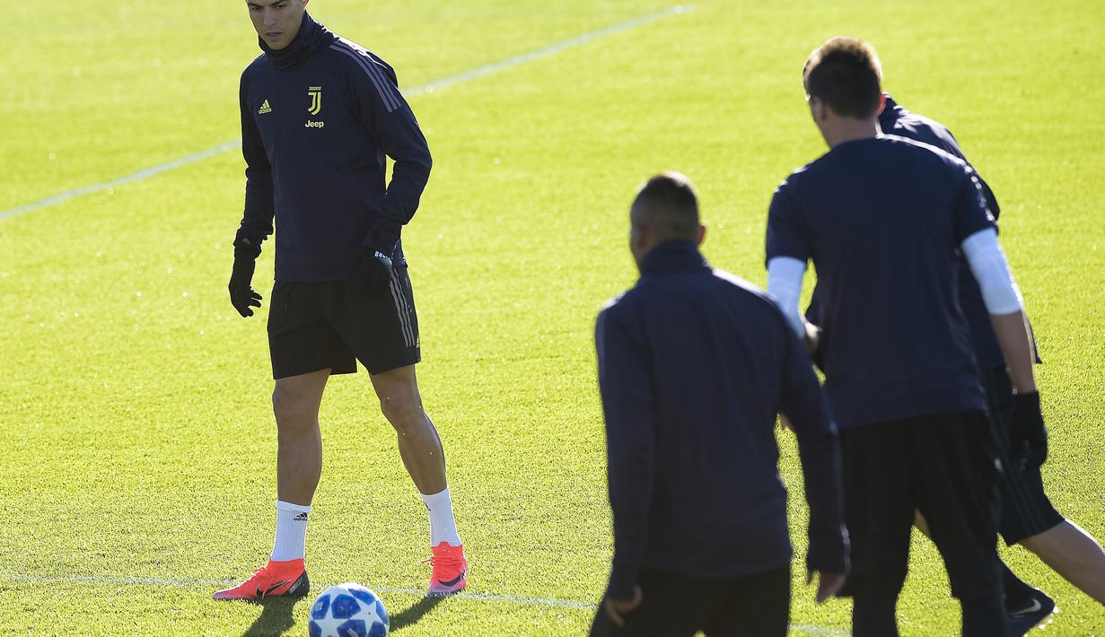 Ekspresi Ronaldo saat melakukan latihan jelang laga lanjutan grup H Liga Champions yang berlangsung di stadion Stade de Suisse, kamis (13/12). Juventus akan berhadapan dengan tuan rumah Young Boys. (AFP/Marco Bertorello)