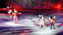 Mickey Mouse dan kawan-kawan menari saat Disney On Ice bertajuk Dare to Dream! di Istora Senayan, Jakarta, Jumat (10/4/2015). Acara ini digelar untuk merayakan 75 tahun cerita mengenai Disney Princess (Liputan6.com/Panji Diksana)