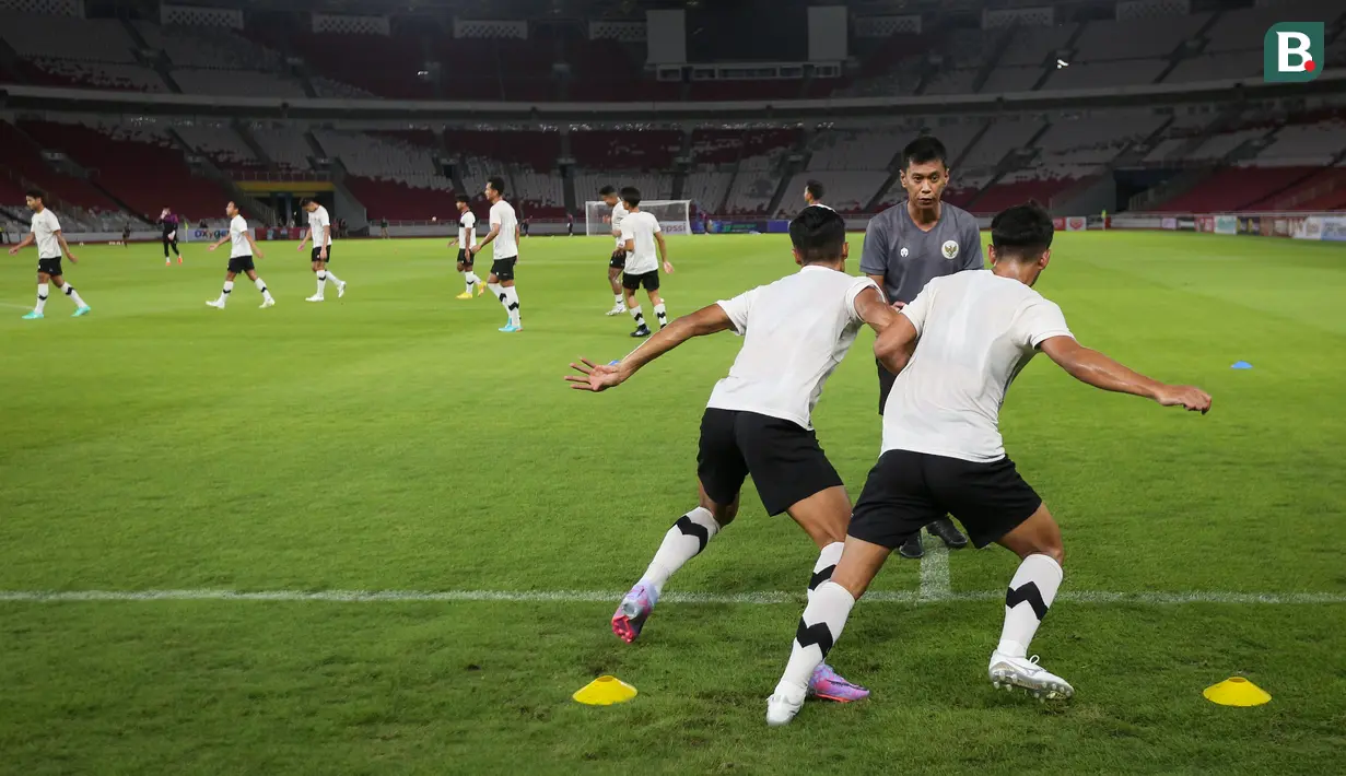 Sejumlah pemain Timnas Indonesia U-22 melakukan latihan resmi menjelang pertandingan uji coba internasional melawan Timnas Lebanon U-22 di Stadion Utama Gelora Bung Karno (SUGBK), Senayan, Jakarta, Kamis (13/04/2023). Laga tersebut rencananya akan berlangsung pada Jumat (14/04/2023) sebagai bagian dari persiapan SEA Games 2023 di Kamboja. (Bola.com/Bagaskara Lazuardi)