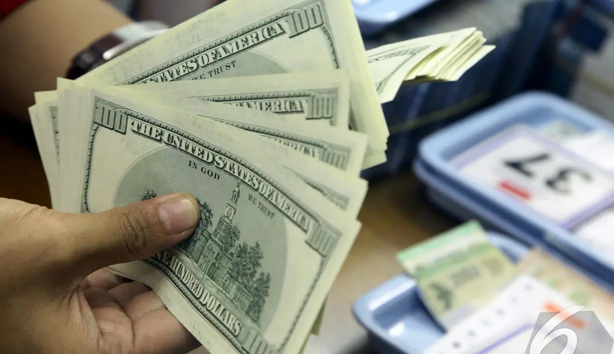 Penguatan nilai tukar rupiah terhadap dollar terkait pelantikan Presiden Joko Widodo tida hari   lalu, Jakarta, Kamis (23/10/2014) (Liputan6.com/Johan Tallo) 