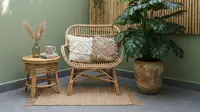 7 Kombinasi Furnitur dan Tanaman untuk Bikin Teras Kecil Jadi Cozy, Inspirasi Santai ala Kafe di Rumah (Foto: Gemini AI)